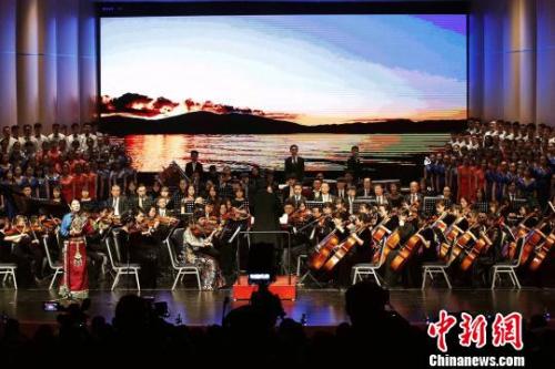 大型原創交響合唱音畫《追夢三江源》在青海西寧藝術實驗中學華麗上演。 張添福 攝