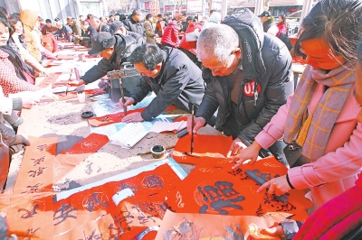 鄭州春聯定制現場年味兒濃 還有多種民俗文化展演