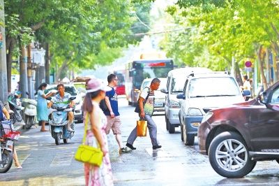 鄭州重罰機(jī)動(dòng)車不禮讓斑馬線行為 罰款并扣3分