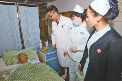 老人摔傷住院痊愈后賴床不走 稱回家沒人照顧