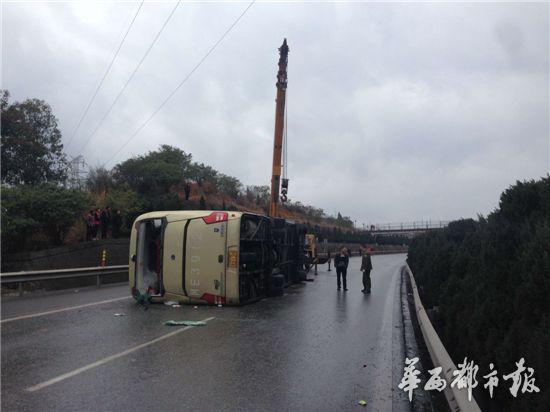 京昆高速客車側(cè)翻43名乘客受傷