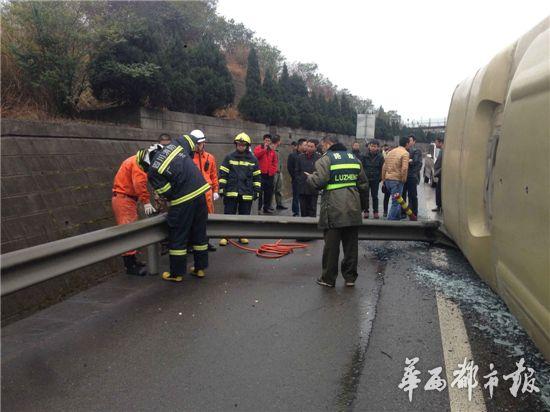 京昆高速客車側(cè)翻43名乘客受傷
