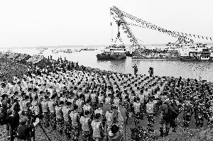 救援現場舉行哀悼遇難者活動。新華社記者 肖藝九/攝