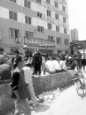 上百人聚集在范坪村村委會辦公樓前討要工資。