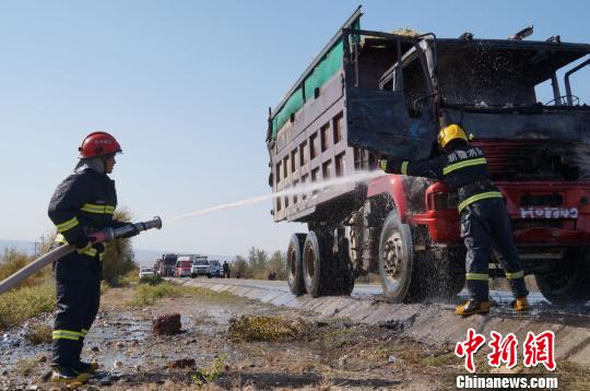 草料車著火致通往新疆喀納斯景區(qū)車輛滯留(圖)