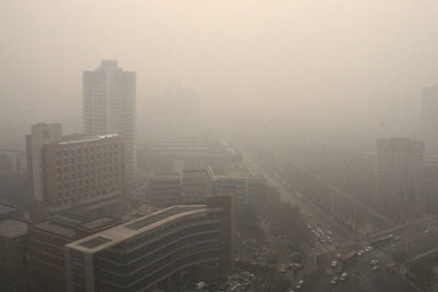 21日,天津出現中度霾,能見度差。(趙敏