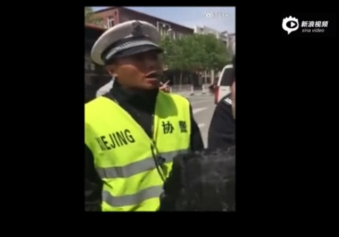 長春一男子因朋友違停被查 推搡辱罵協(xié)警“你就是條狗”