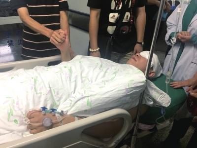 下圖:術后,受傷民警被推出手術室。京華時報記者樊瑞攝