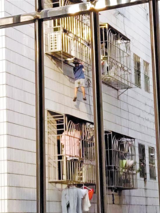 羊城晚報訊 記者李曉旭、實習生鄭煬攝影報道:8月11日下午5時30分許,深圳龍崗區(qū)南灣街道樟樹布社區(qū)發(fā)生了既驚險又感人的一幕。年僅4歲的男童楠楠(化名)趁父母不在家,偷偷地爬出了窗臺,結(jié)果頭被卡在六樓防盜網(wǎng),身體懸空離地將近20米高(見小圖)。千鈞一發(fā)之際,一名熱心的“托舉哥”徒手爬上六樓,順利實施營救(見右圖)。