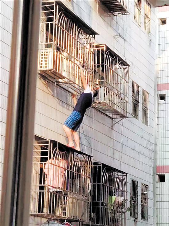 深圳4歲男童掛6樓防盜網(wǎng) “托舉哥”攀高營救(圖)